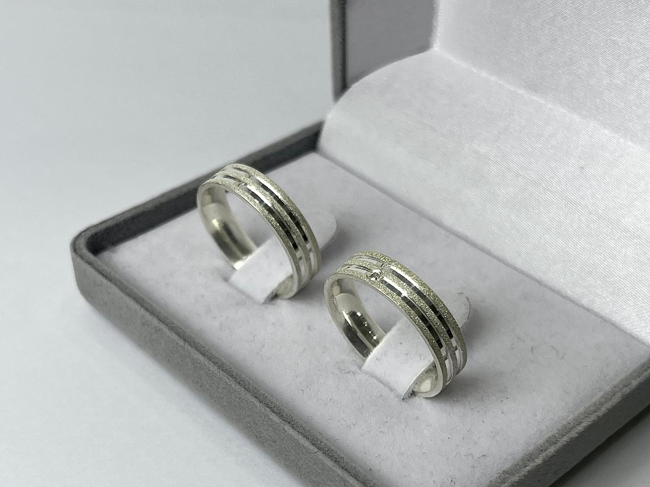 AG062 / AG062-1 : Aliança de Prata Reta com Pedra | 3 Frisos  Diamantados | 5 mm | Par