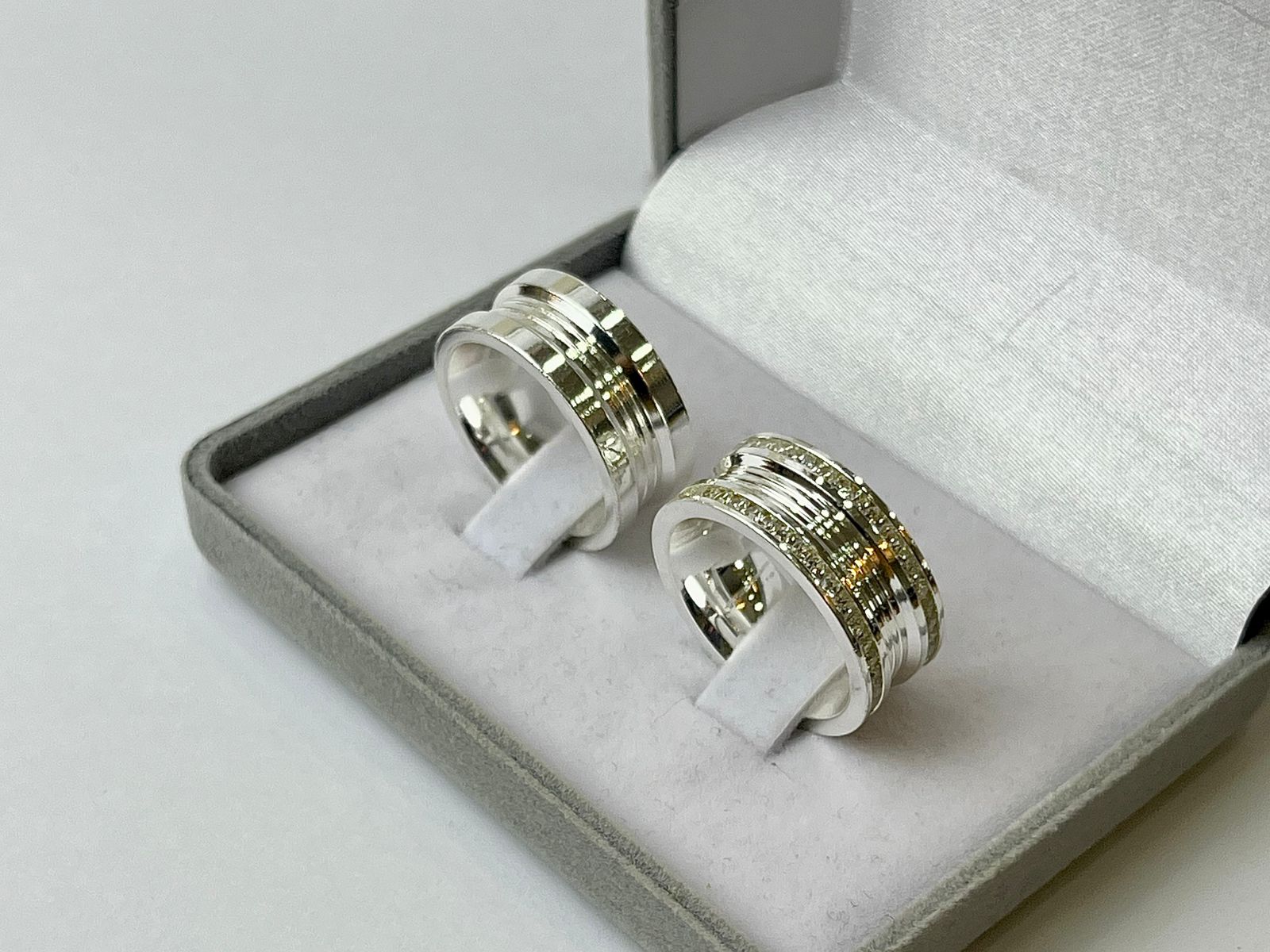 AG09 / AG09-1 : Aliança de Prata Reta com Pedras | Frisos | 9 mm | Par