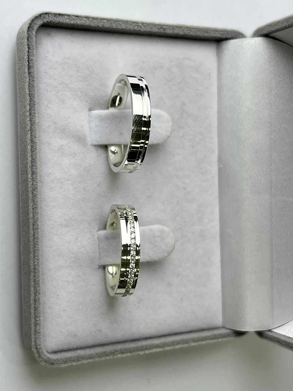 AG AMSTERDÃ /  AG AMSTERDÃ-1 : Aliança de Prata Reta com Pedras | Friso | 4 mm | Amsterdã | Par - Imagem 2