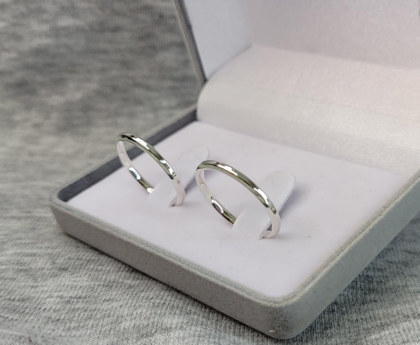 Aliança de Prata Reta com Pedras | Frisos | 2 mm | Par