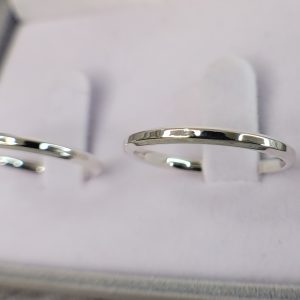 Aliança de Prata Reta com Pedras | Frisos | 2 mm | Par - Imagem 3