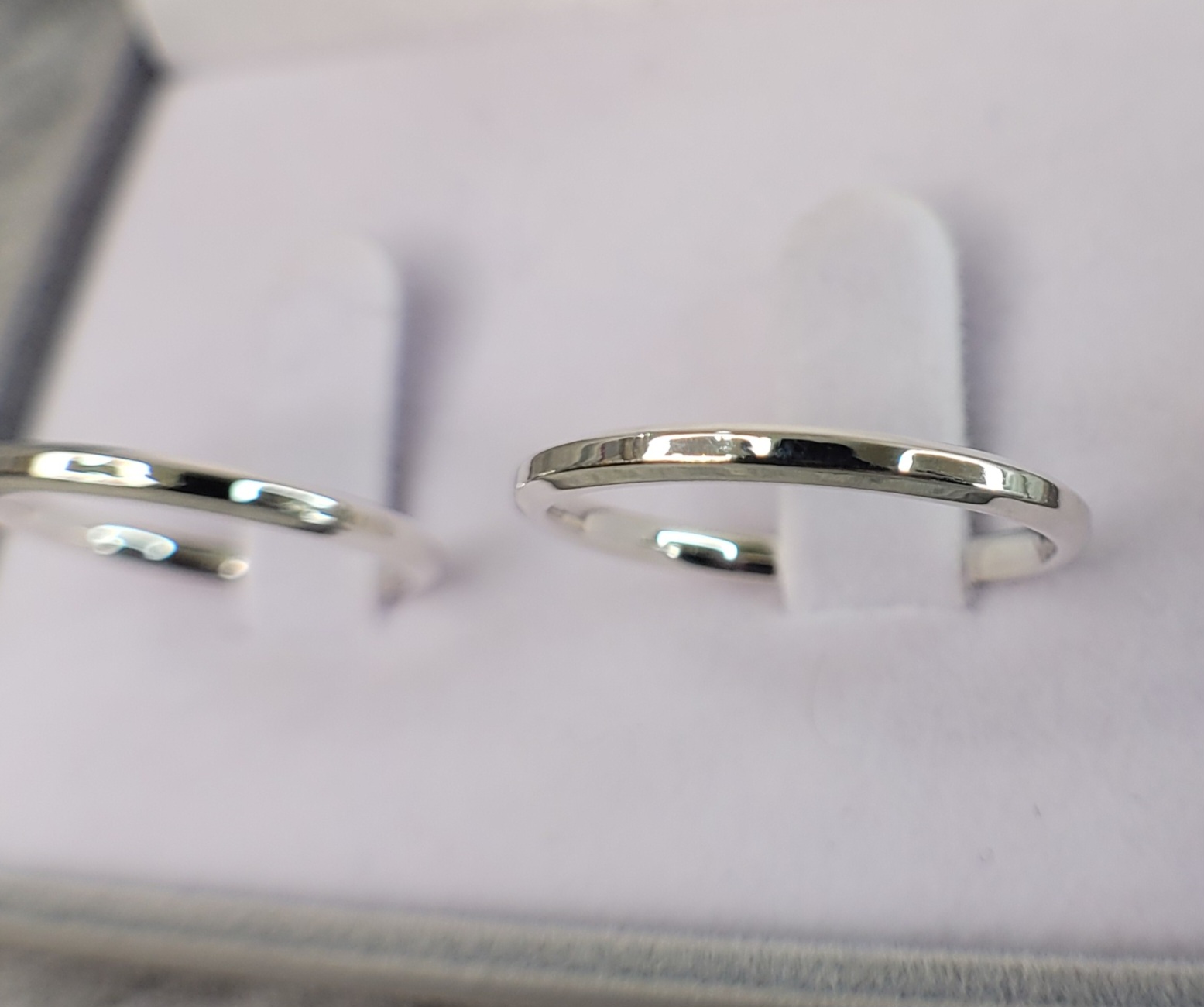 Aliança de Prata Reta com Pedras | Frisos | 2 mm | Par - Imagem 3